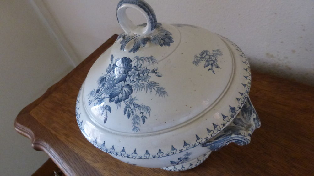 Antique soupi&egrave;re en fa&iuml;ence de Sarreguemines Décoration