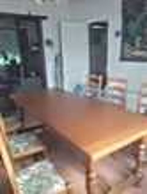 Grande table de salle &agrave; manger avec ses six chaises Meubles