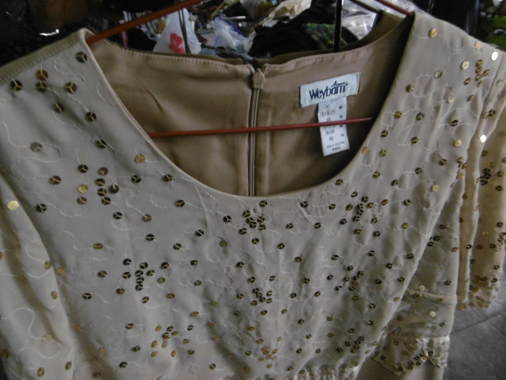 belle robe beige orn&eacute;e de strass, neuve, douce Vêtements