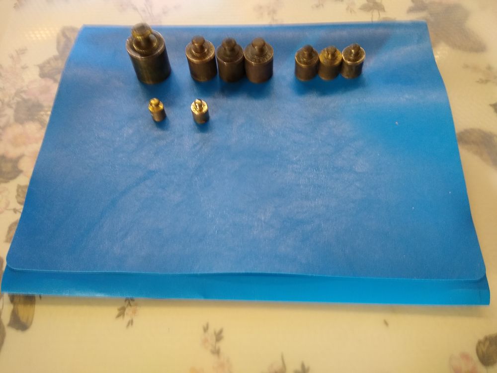 Lot de 9 poids de balance en laiton Décoration