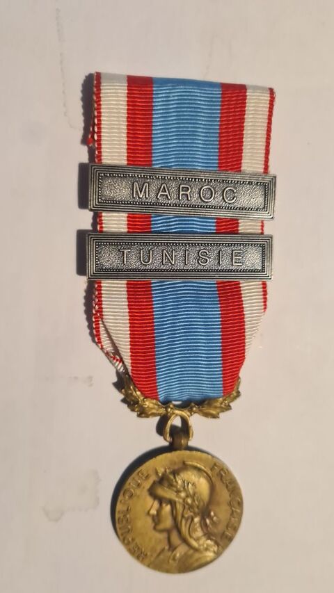 Comm�morative d'Afrique du Nord- 2-agrafes  Maroc et Tunisie Lucheux (80)