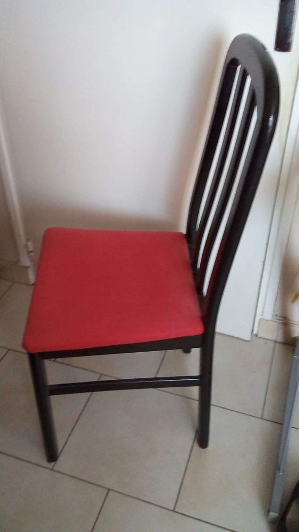 4 chaises 
structure bois massif 
Meubles