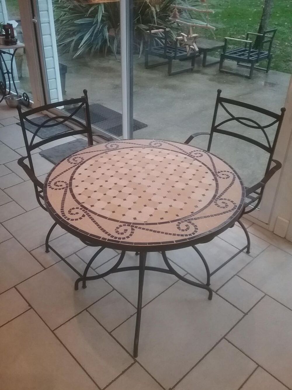 &Agrave; SAISIR TABLE en fer forg&eacute;, plateau mosa&iuml;que Meubles