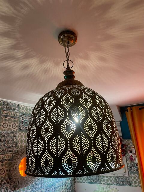Grand lustre avec motifs dorés du magasin maisons du monde 60 Messy (77)