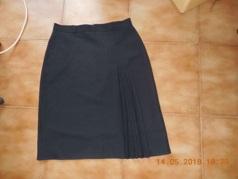 jupe noire avec 6 petits plis qui donnent de l'ampleur t 46 6 S�te (34)