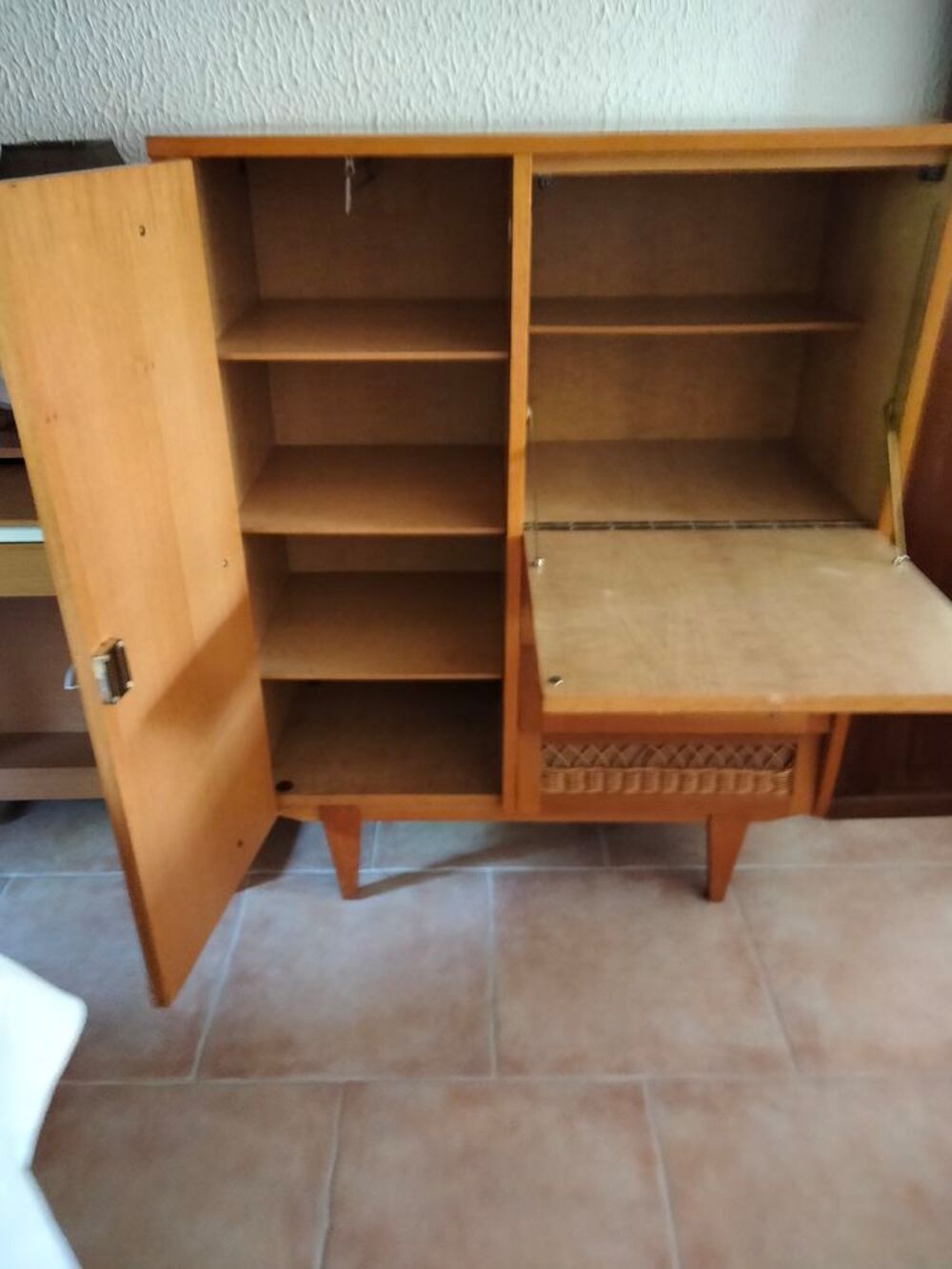Armoire en bois vintage avec d&eacute;tails cannage Meubles