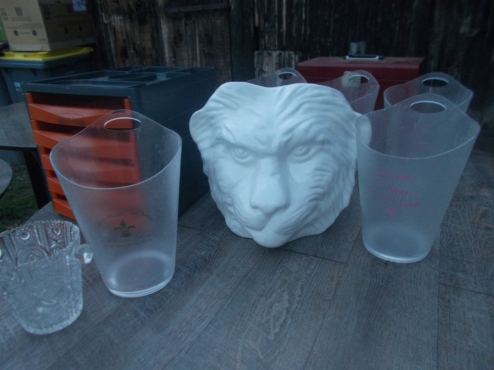 pot t&egrave;te de lionne + vase + seaux etc faire prix Décoration