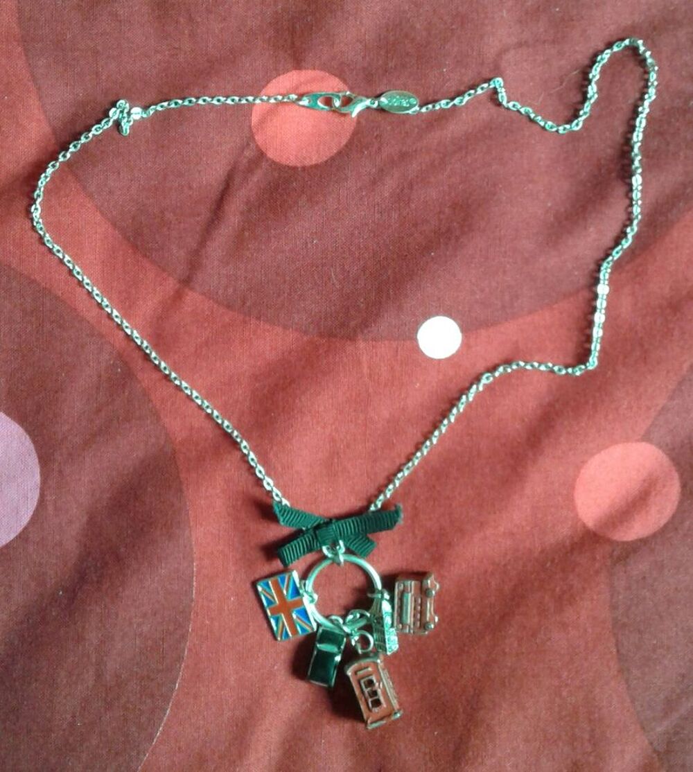 collier " Angleterre" Bijoux et montres