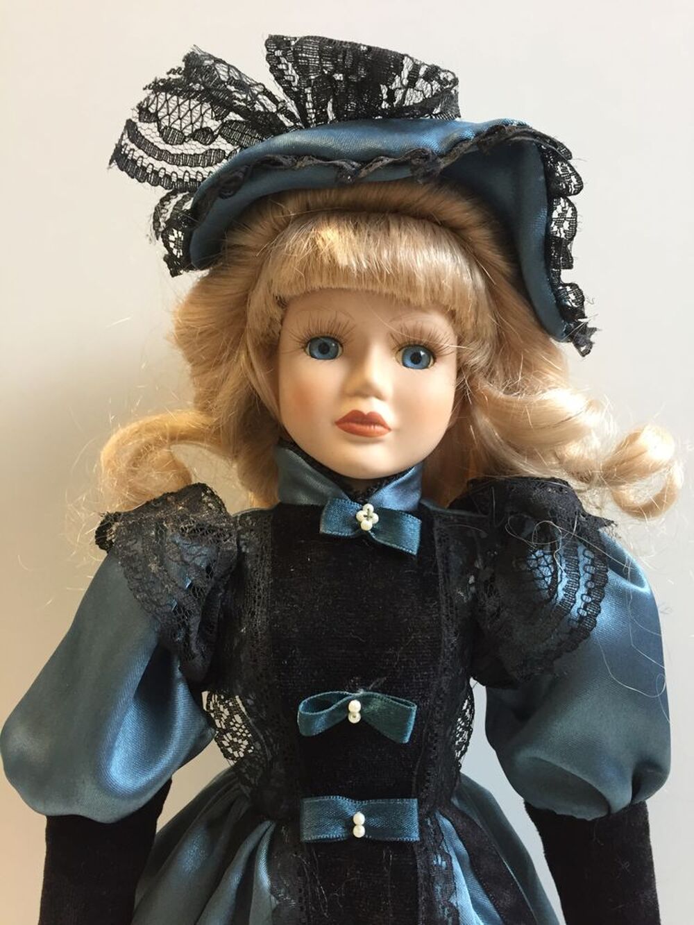 Poup&eacute;e en Porcelaine de Luxe "First Lady" &Eacute;l&eacute;gante 