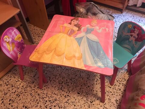 Table enfant disney et deux chaises 12 euros 12 Beaucaire (30)