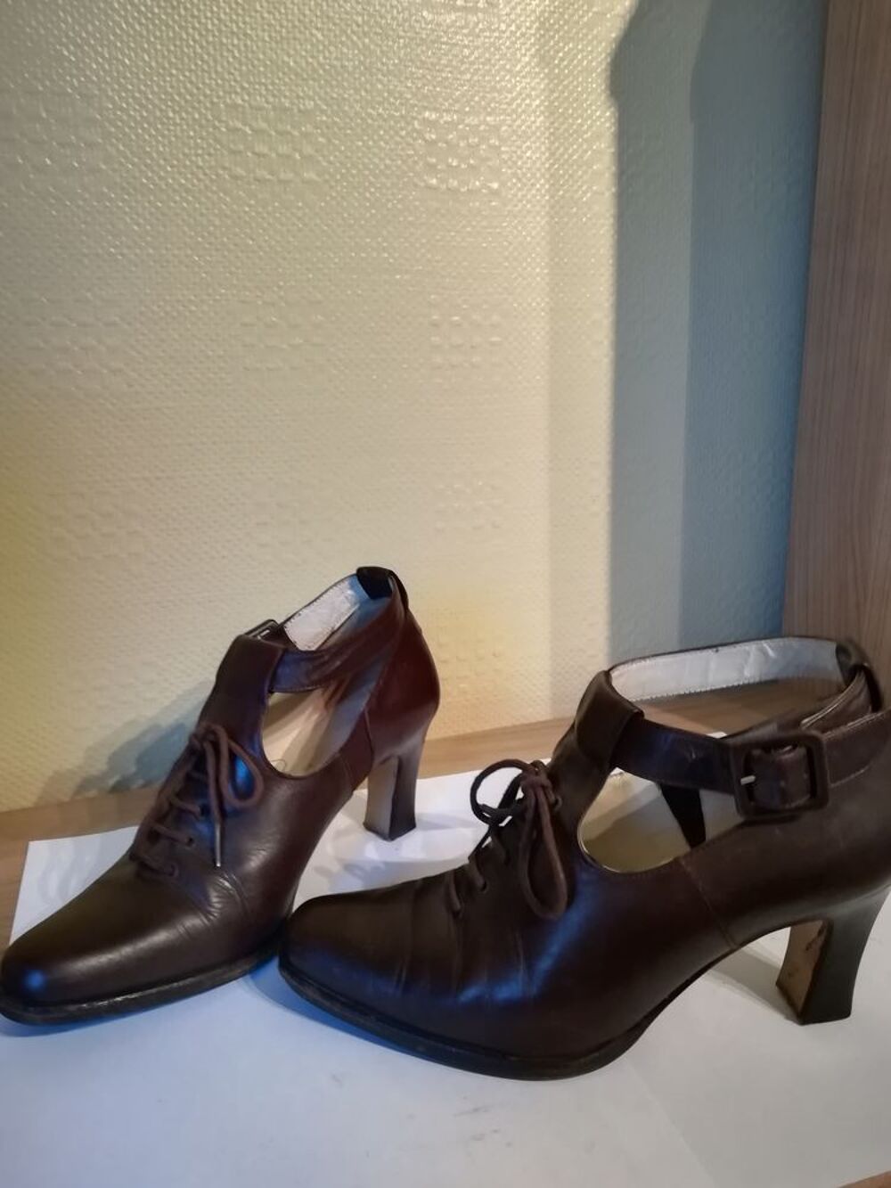 BELLES CHAUSSURES MARRON TOUT CUIR / PT 35 &frac12;
Chaussures