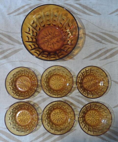 1 saladier pour desserts et 6 coupes � fruits ou cr�me 12 Castries (34)