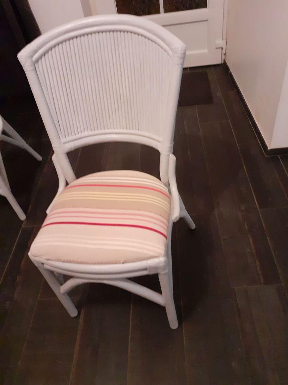 Table ronde bambou diam 1.20 + 4 chaises gris perle. Meubles