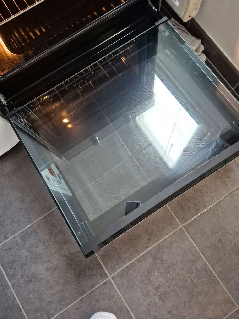 cuisini&egrave;re INDESIT avec 3 plaques &agrave; induction Electrom�nager