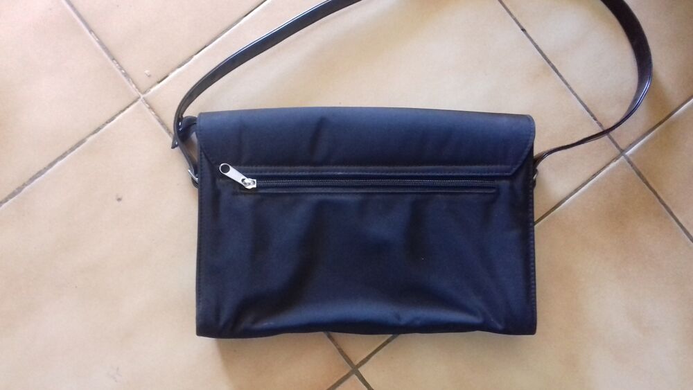 Sac &agrave; main de femme 
De couleur noire
Maroquinerie