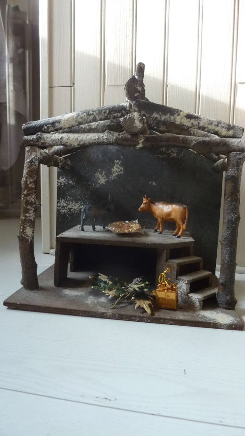 Cr&egrave;che artisanale en bois Décoration
