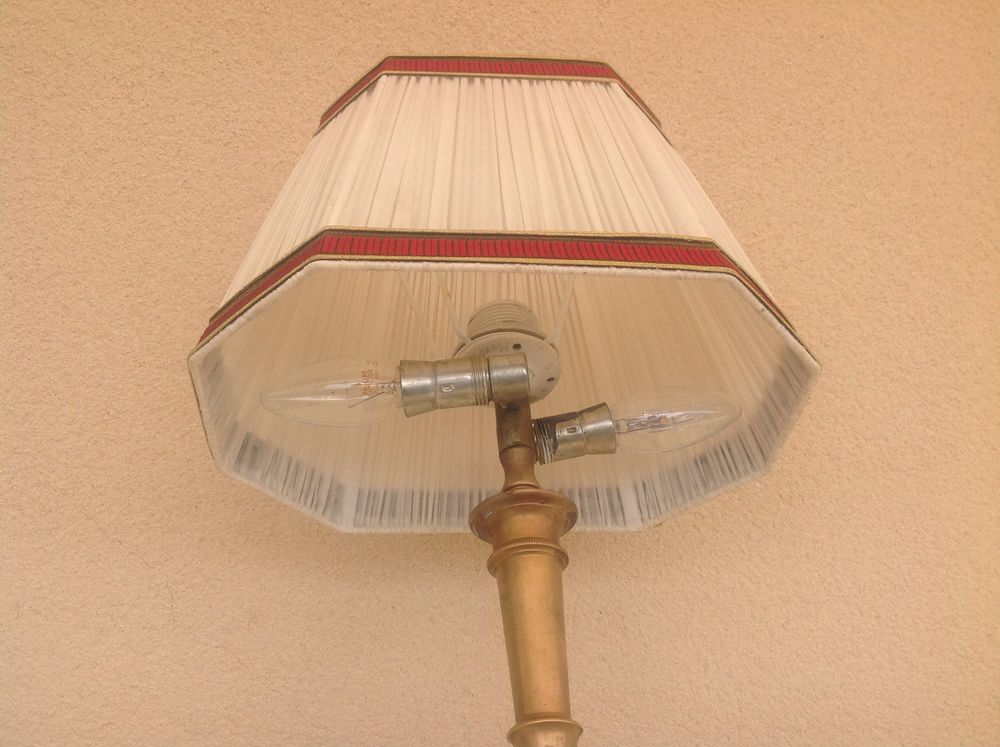 belle lampe avec abat jour et deux lumieres. Décoration