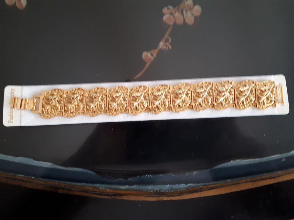 Un tr&egrave;s joli bracelet &agrave; motif floral ou arabisant ! Bijoux et montres