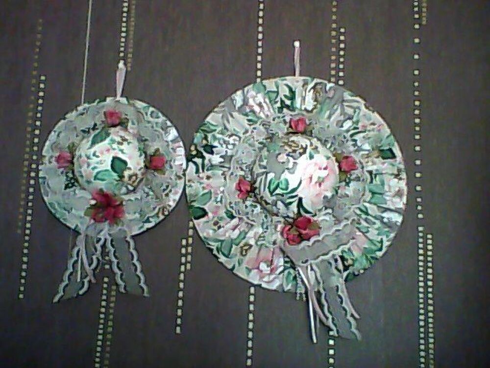 2 chapeaux &agrave; fleurs de d&eacute;coration &agrave; suspendre Décoration