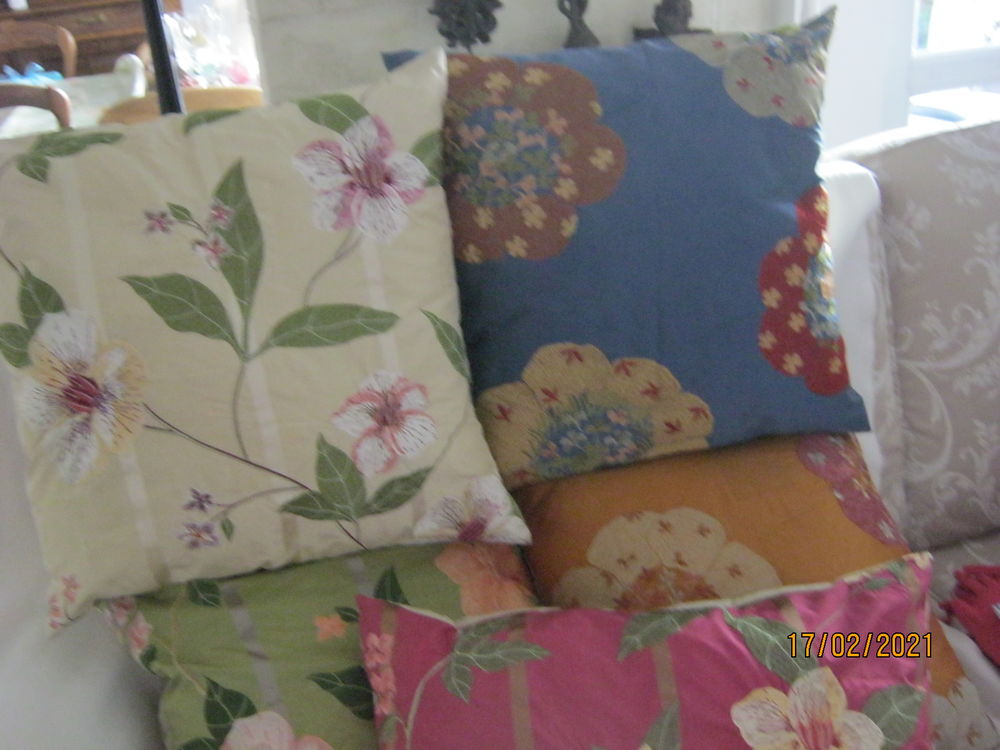 Coussins en soie brodee
Décoration