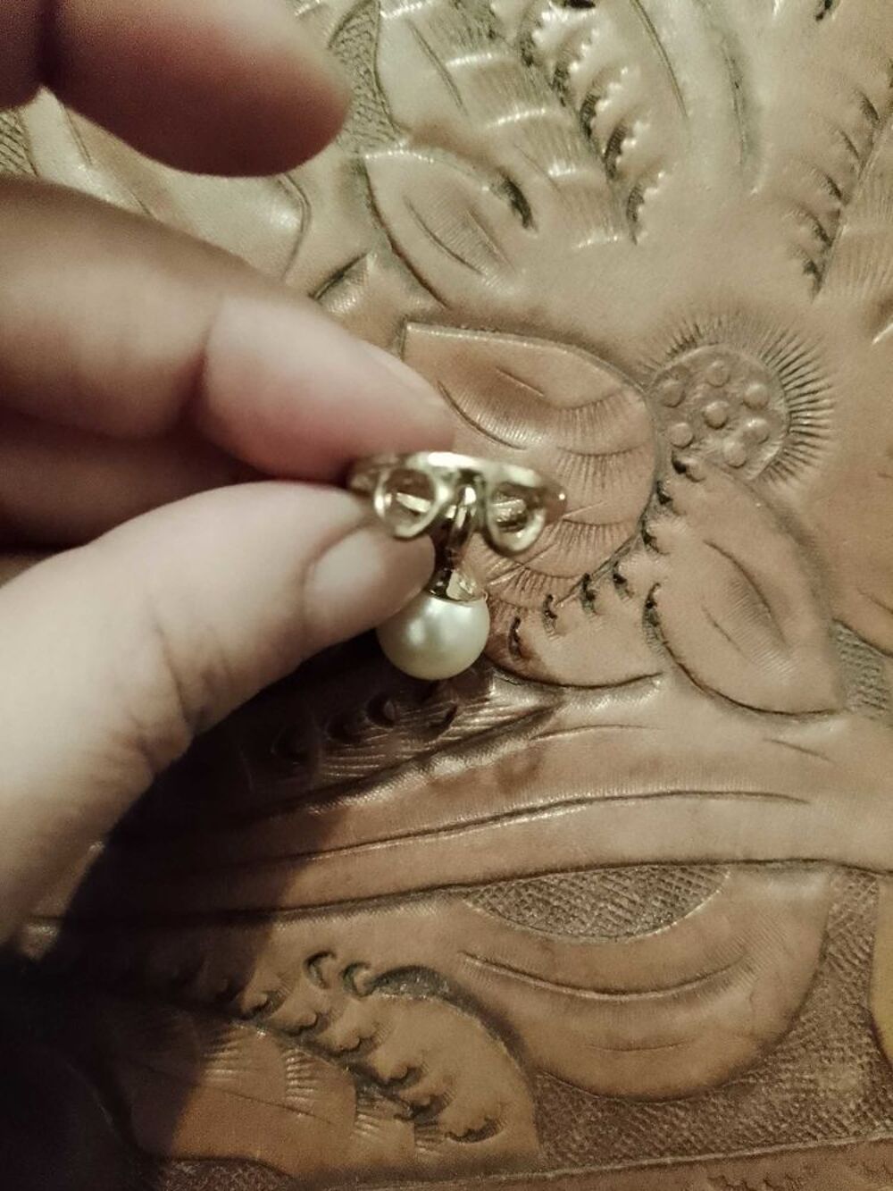pendentif en m&eacute;tal Dor&eacute; avec perle en plastique blanche. Bijoux et montres