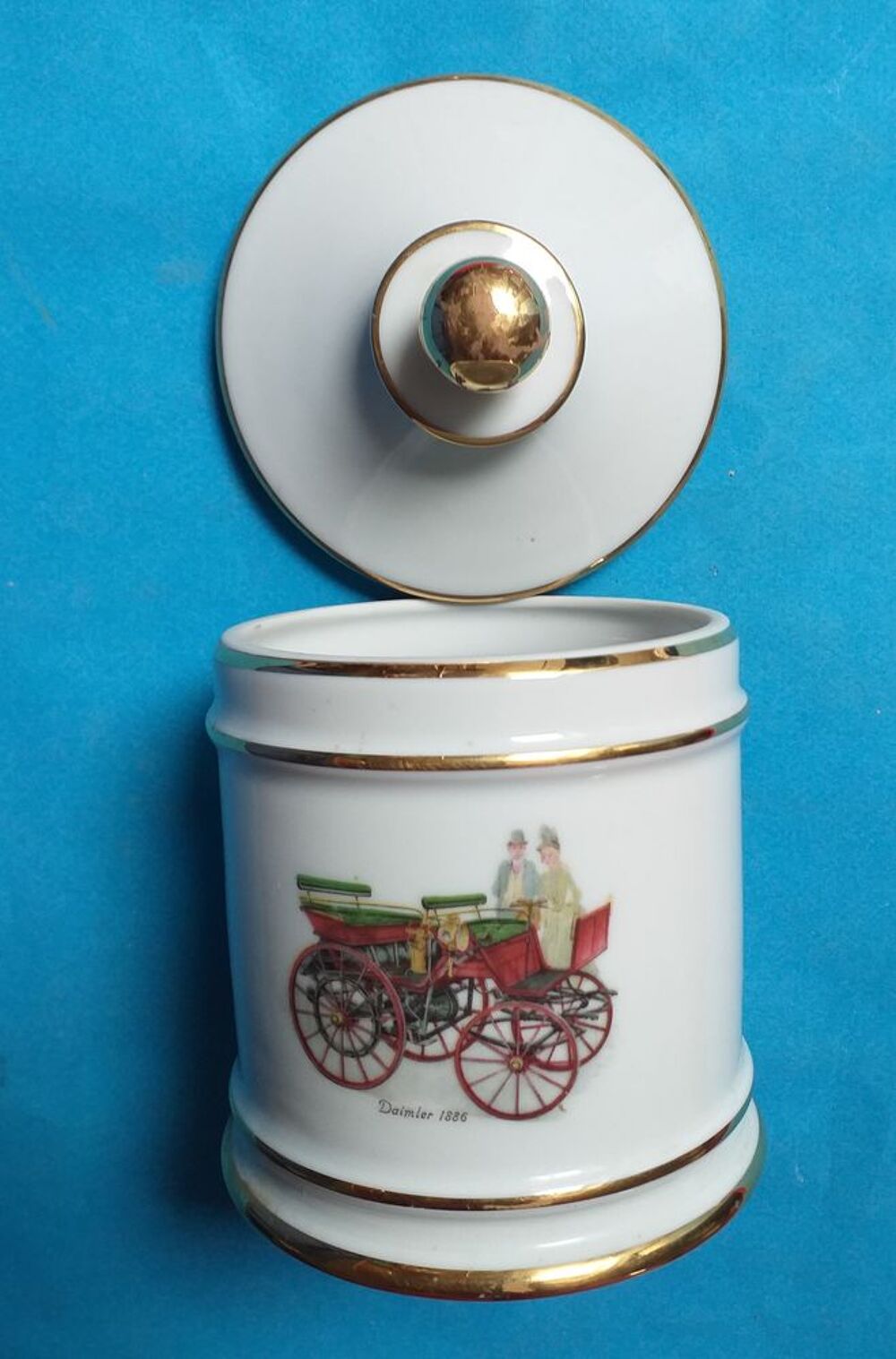 Bonbonni&egrave;re en porcelaine ou pot couvert, HERVE Limoges &agrave; d&eacute;cor de voitures anciennes Décoration