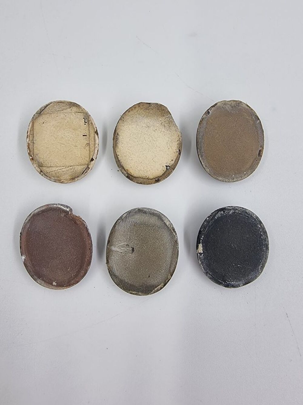 Lot de 6 pierres cam&eacute;e provenant d'un bracelet en or.. Bijoux et montres