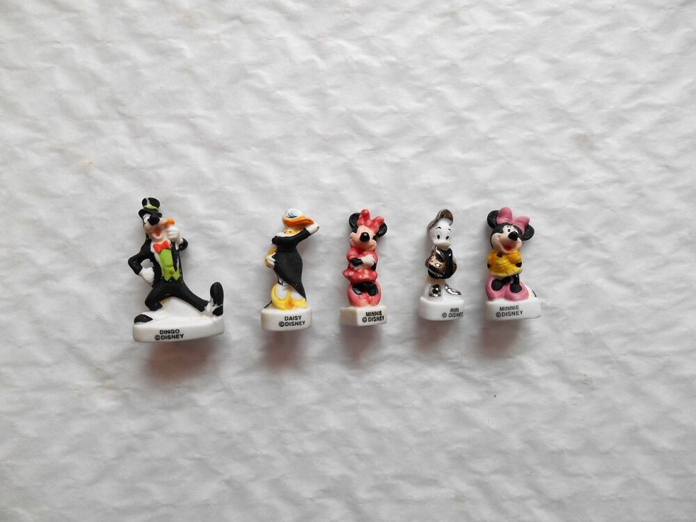 Lot de 5 F&egrave;ves Disney en c&eacute;ramique 