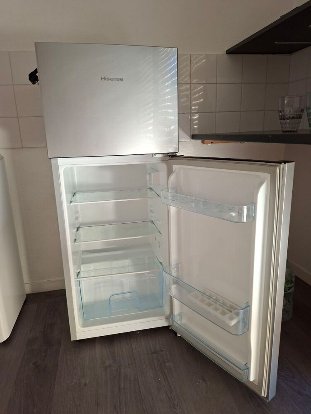 Frigidaire Hisense avec partie cong&eacute;lateur Electroménager