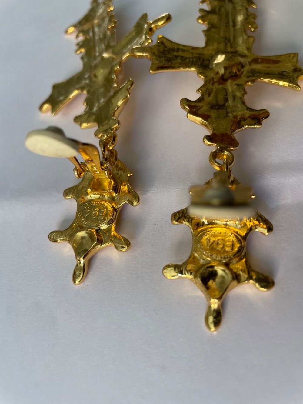 BO Clip croisillons email blanc nacr&eacute; pendant croix LACROIX Bijoux et montres
