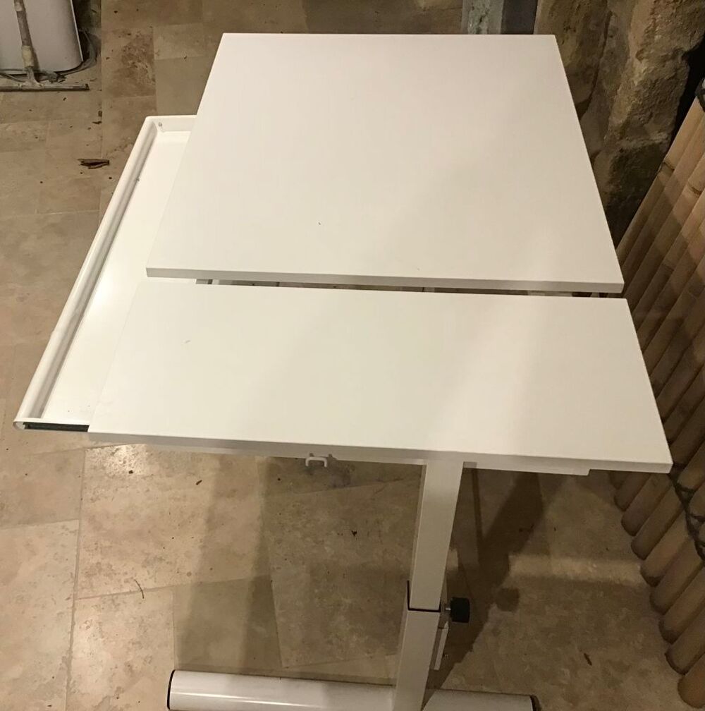bureau hauteur r&eacute;glable larg 110 x 68 pieds m&eacute;tal plateau bois valeur 110€ vendu 50€ Meubles