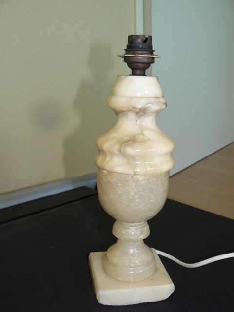 ANCIEN PIED DE LAMPE EN ALBATRE 
0 Mouvaux (59)