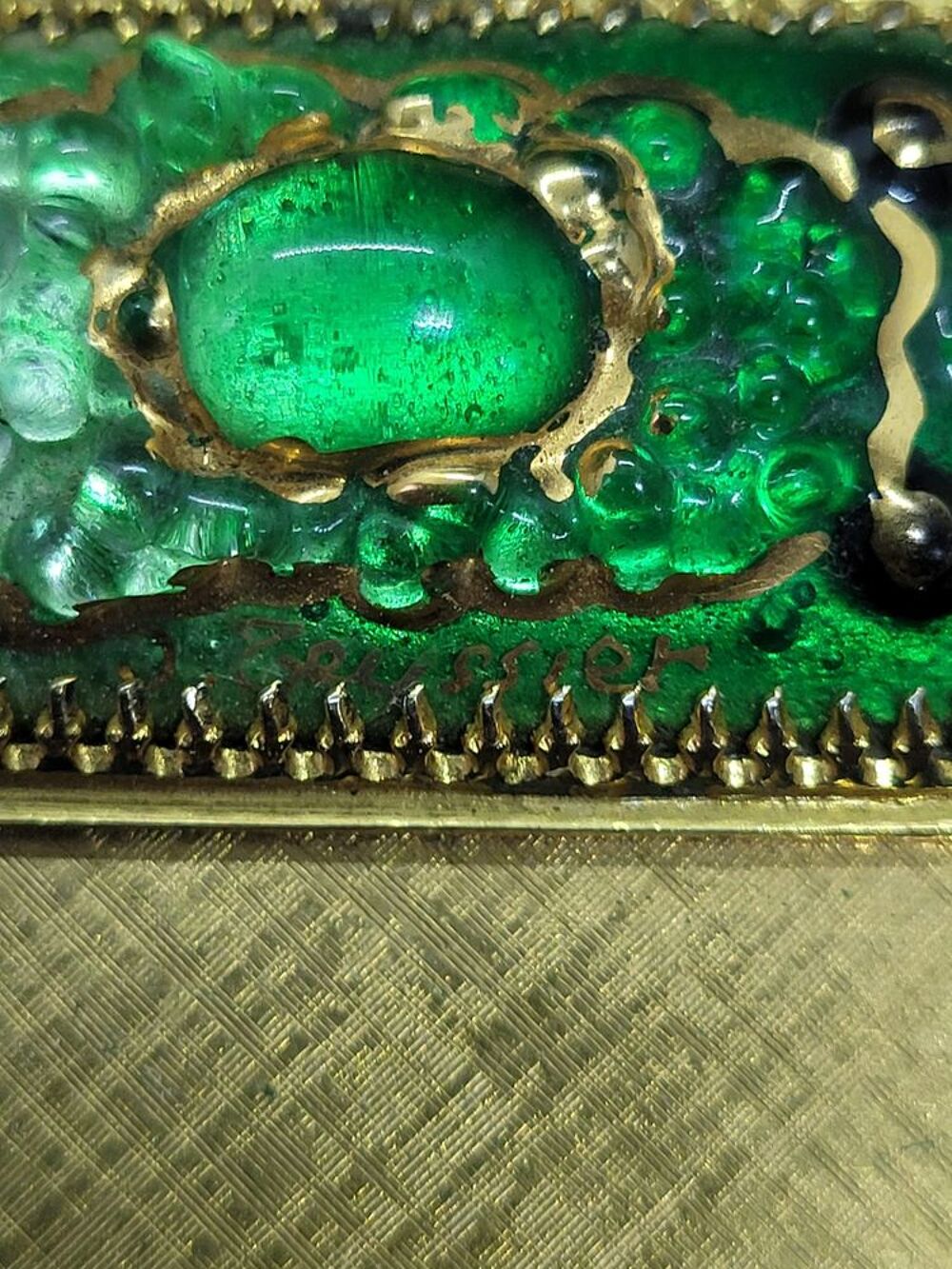 Lot compos&eacute; d'un &eacute;tui &agrave; cigarettes et un poudrier de sac Bijoux et montres