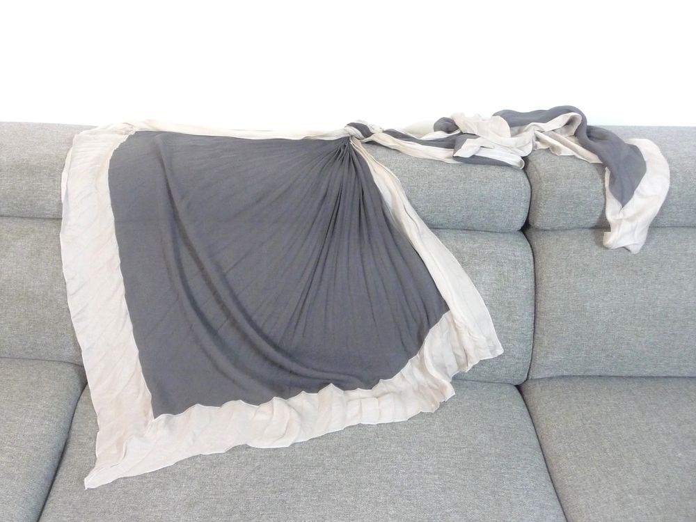 Foulard/ Echarpe Pliss&eacute; Gris et Ecru avec son Noeud Vêtements