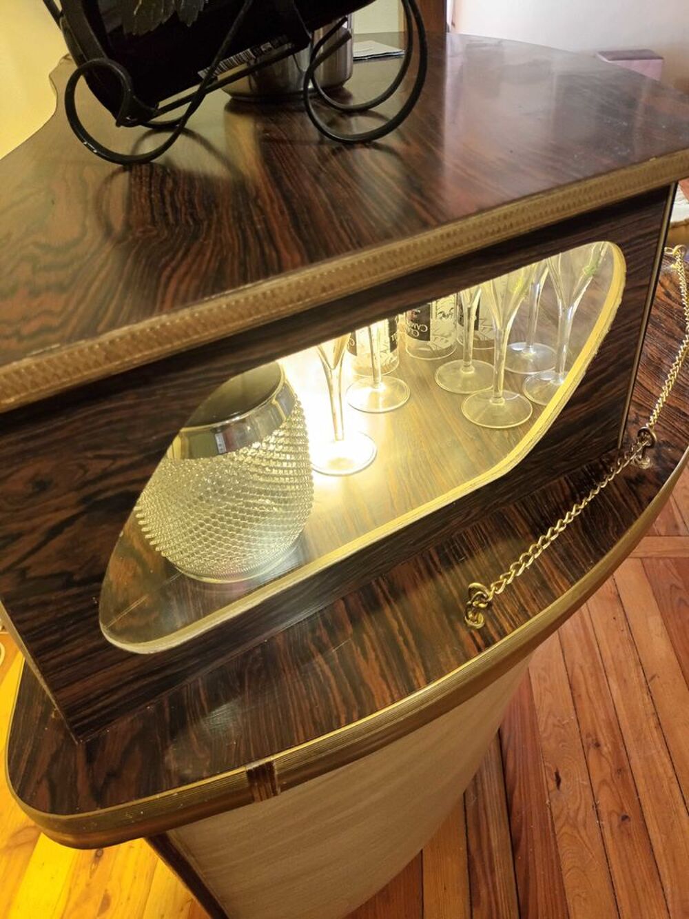 comptoir bar repr&eacute;sentant l avant de bateaux arri&egrave;re comptoir avec &eacute;clairage et &eacute;tag&egrave;re verre bouteille..annee 60/ 70 Décoration