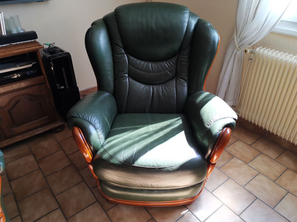 Canap&eacute; convertible en cuir et ses 2 fauteuils
Meubles