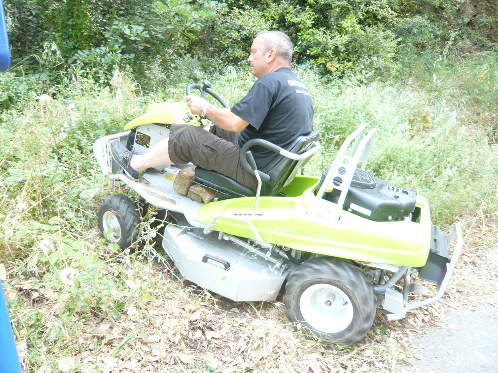 tondeuse d&eacute;broussailleuse autoport&eacute;e Jardin