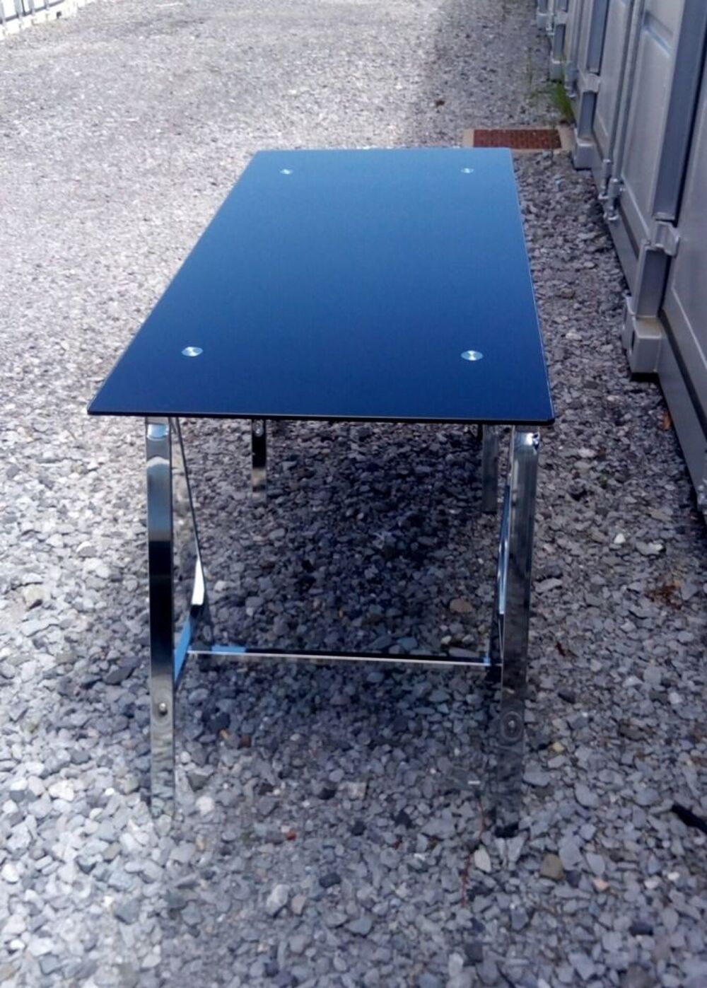 Bireau aux pieds chrom&eacute;s et plateau en verre. Matériel informatique