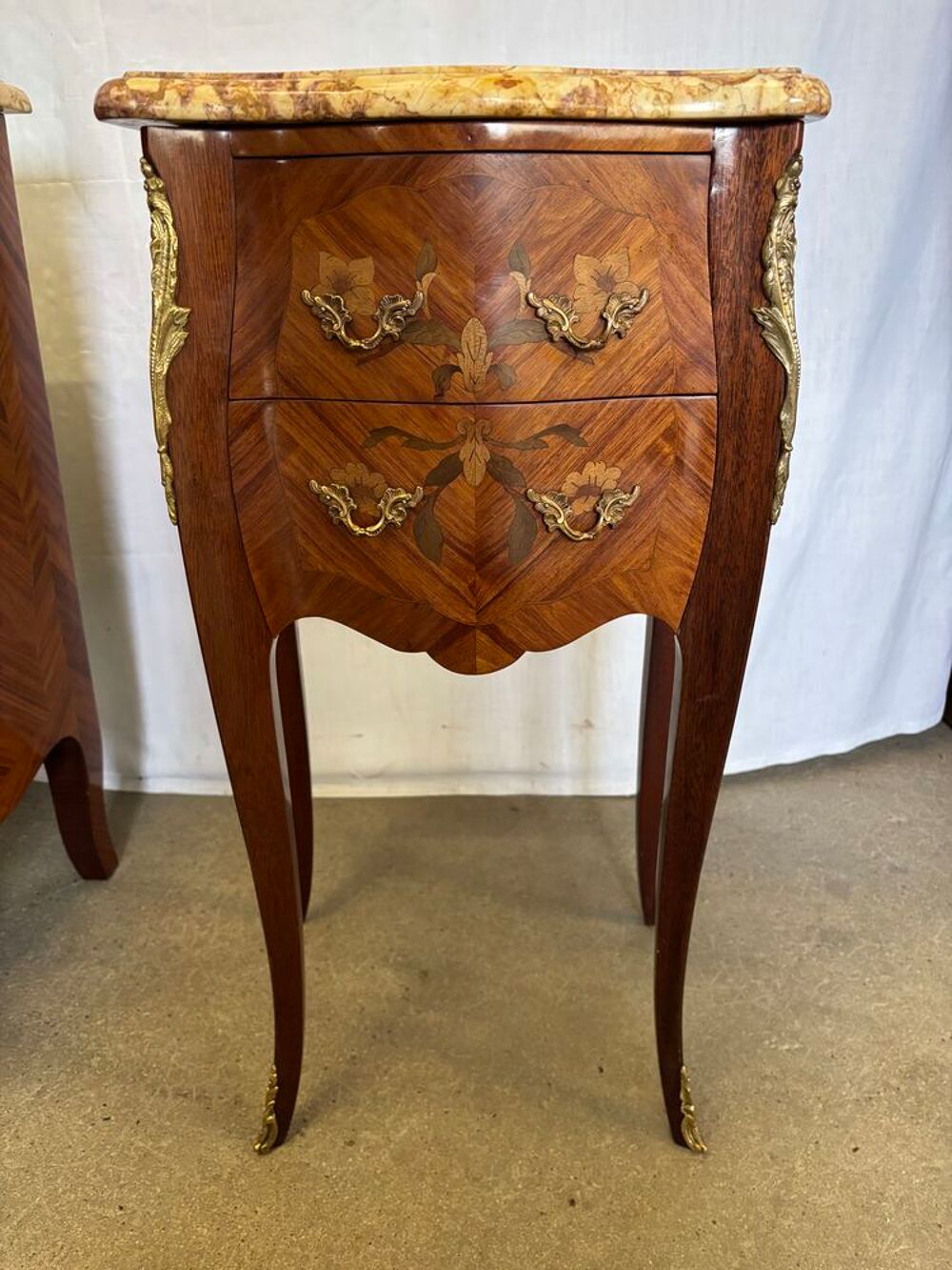 Ensemble Louis XV ? Commode galb&eacute;e &amp; paire de chevets Meubles