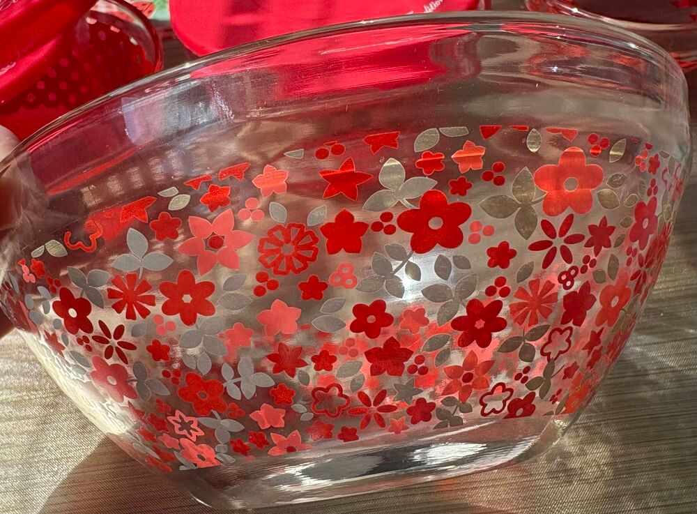 4 Bols en verre transparent illustr&eacute; en rouge neufs Bijoux et montres