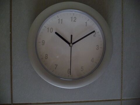 Pendule murale fond blanc forme ronde 10 Celles-sur-Belle (79)