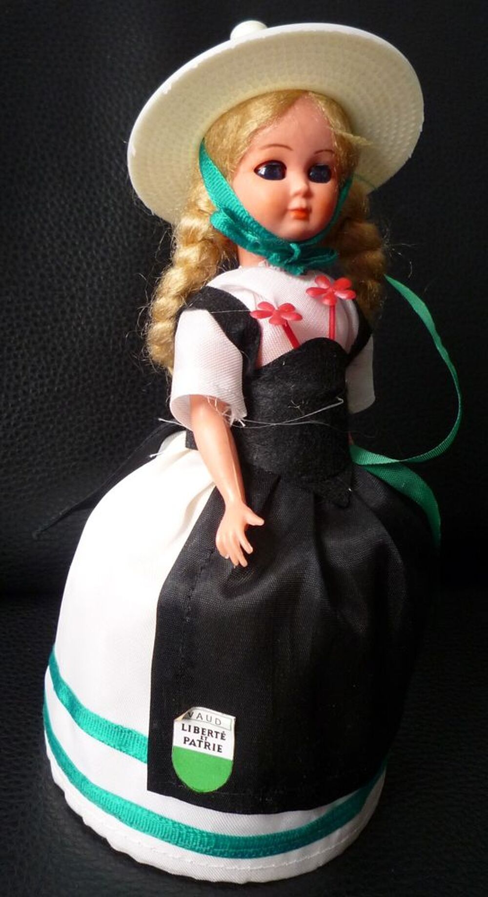 Lot de 2 poup&eacute;es de collection ; tyrolienne et suisse du can 