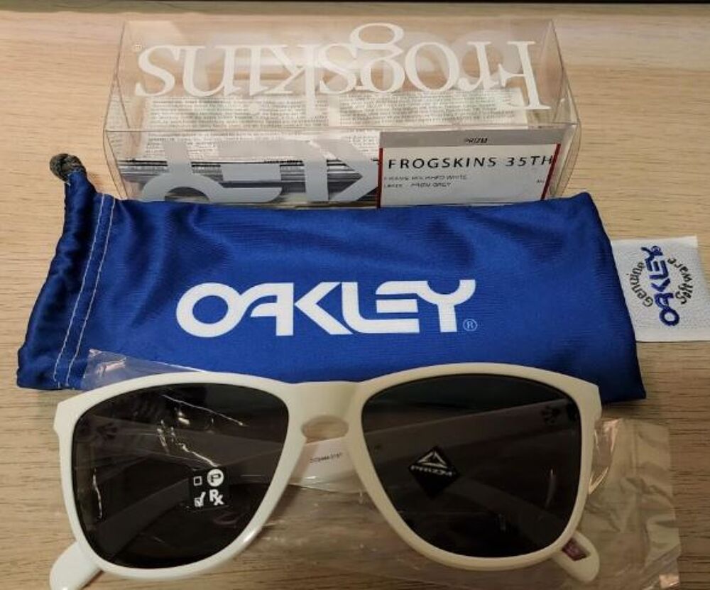 LUNETTES OAKLEY
Maroquinerie