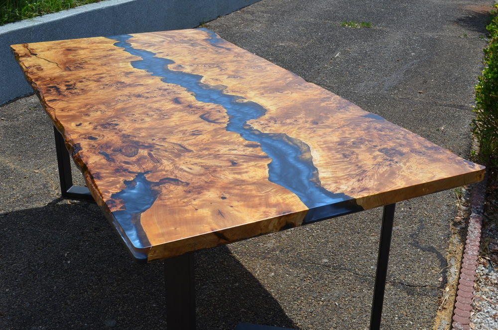 Table &agrave; manger "neuve" en loupe de Peuplier et r&eacute;sine &eacute;poxy Meubles