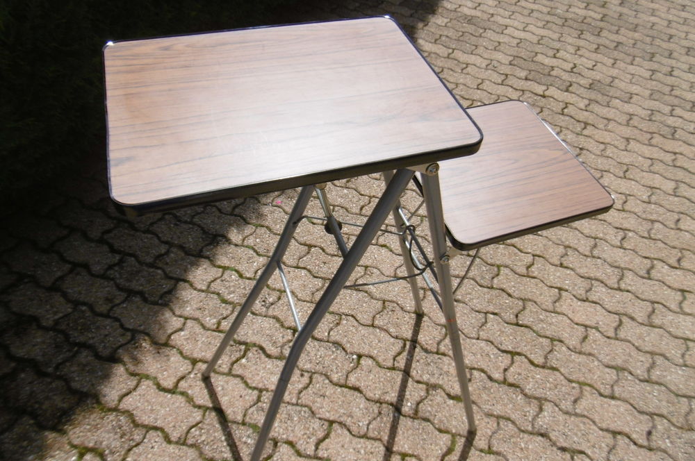 Ensemble TABLE r&eacute;glable pour vid&eacute;oprojecteur &eacute;tat neuf. Photos/Video/TV