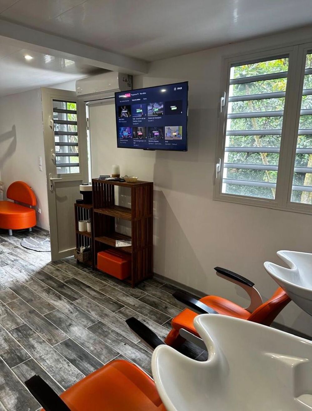 Location Appartement Salon de coiffure neuf et équipé à  louer €