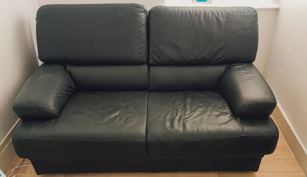 donne canap&eacute; cuir vert kaki 2 places en bonne &eacute;tat Meubles