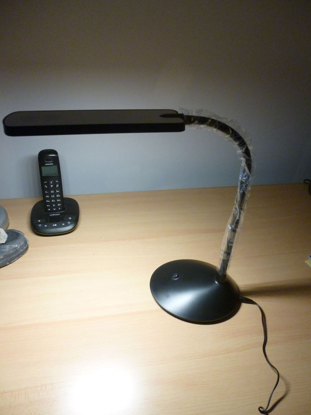 Lampe de bureau neuve. Décoration