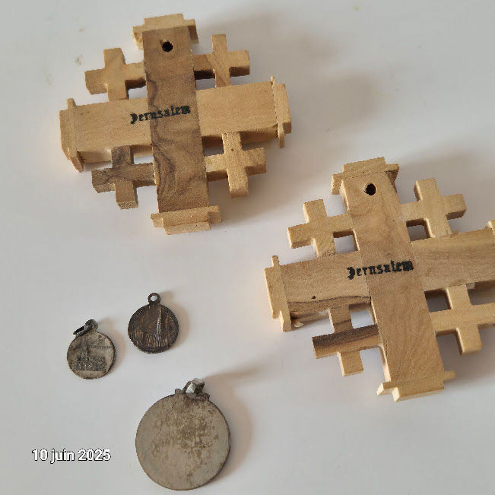 Lot de 2 croix de j&eacute;rusalem et 3 m&eacute;dailles religieuses fran&ccedil; Bijoux et montres