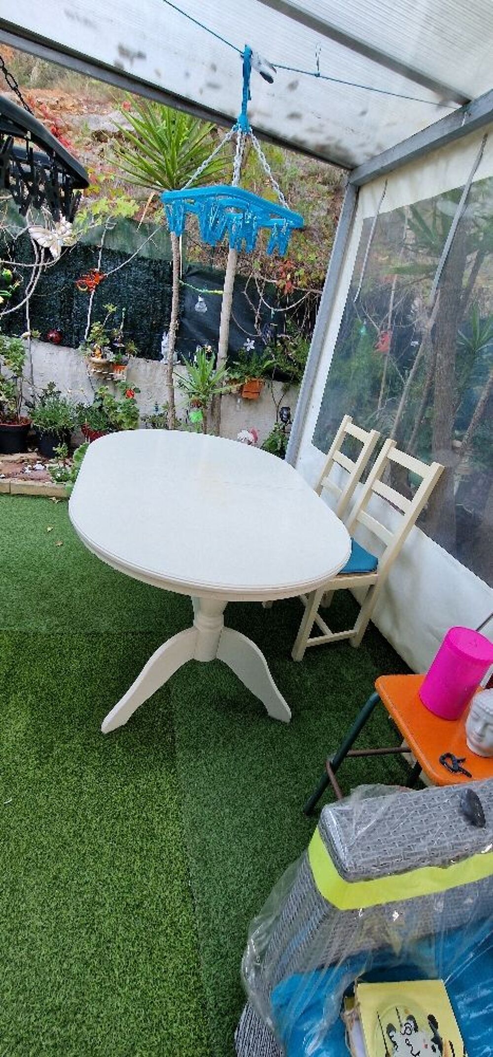 "Table salle &agrave; manger Long Island bois massif couleur &eacute;cru longueur 160 largeur 103
Avec 2&nbsp; rallonge , peux rentrer&nbsp; jusqu'&agrave; 12 personnes 80 euros Meubles